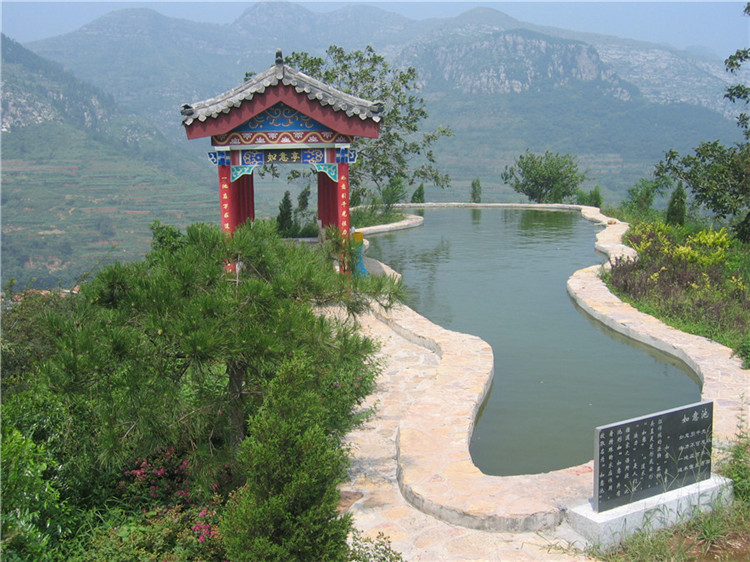 泉水泳池
