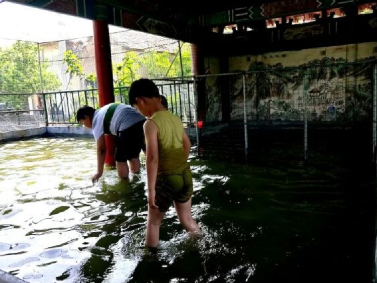 泉水泳池