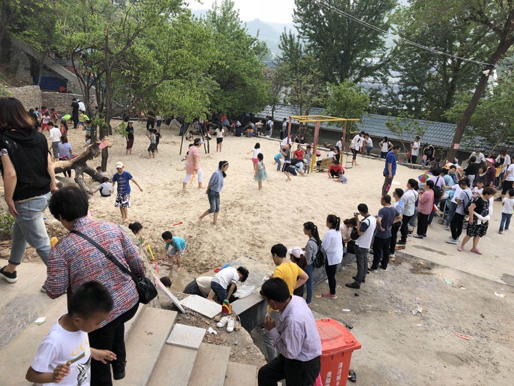 泉水泳池