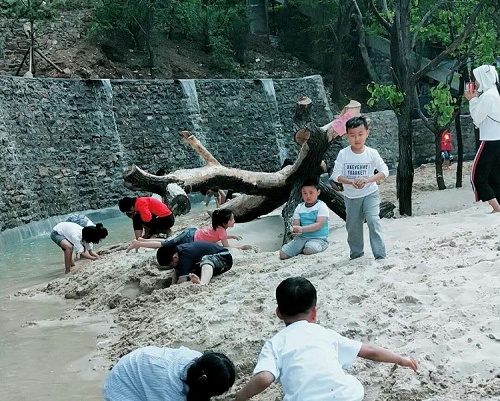 泉水泳池