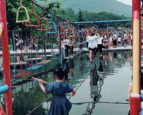 泉水泳池
