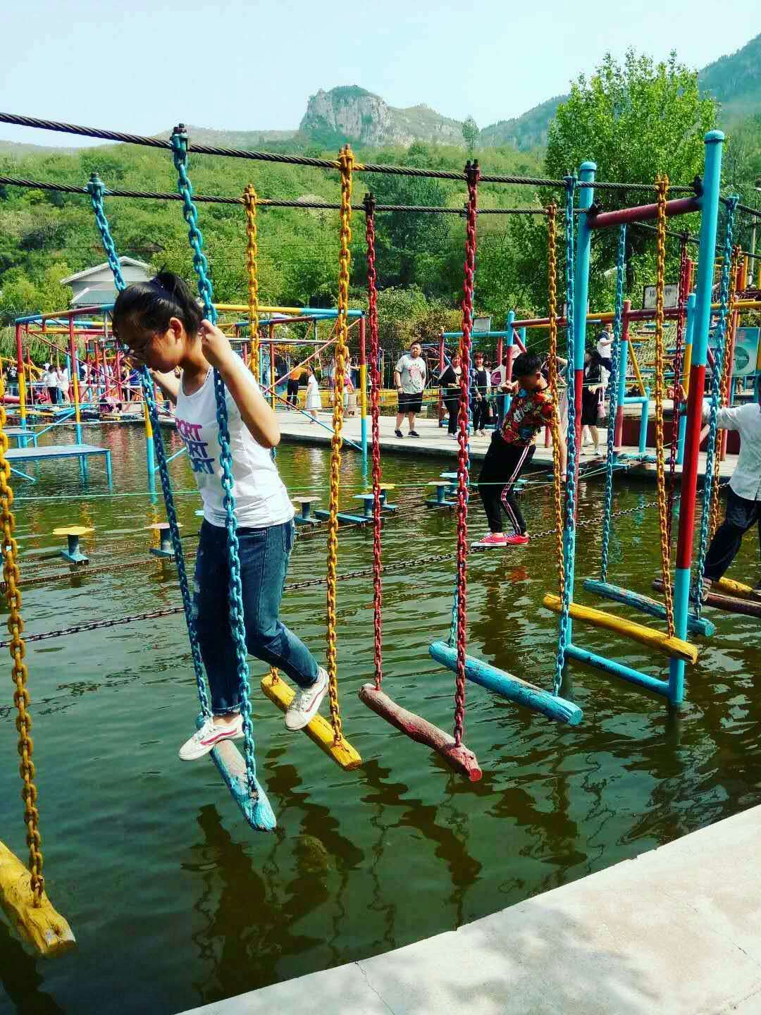 泉水泳池