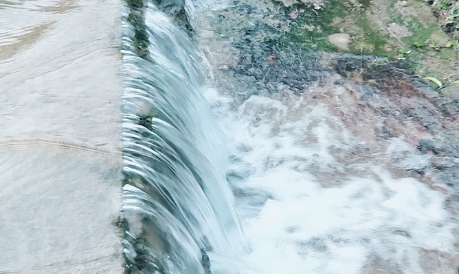 泉水泳池