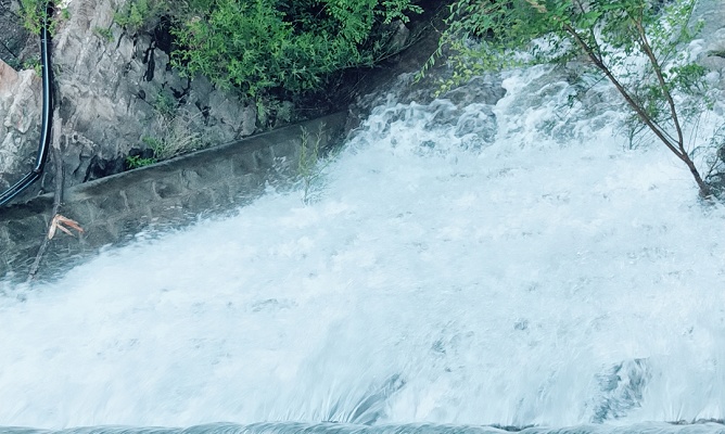 泉水泳池