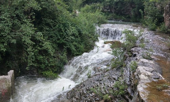 泉水泳池
