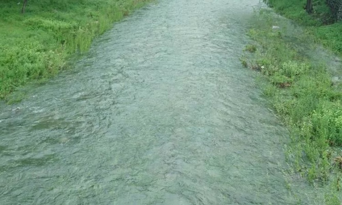 泉水泳池
