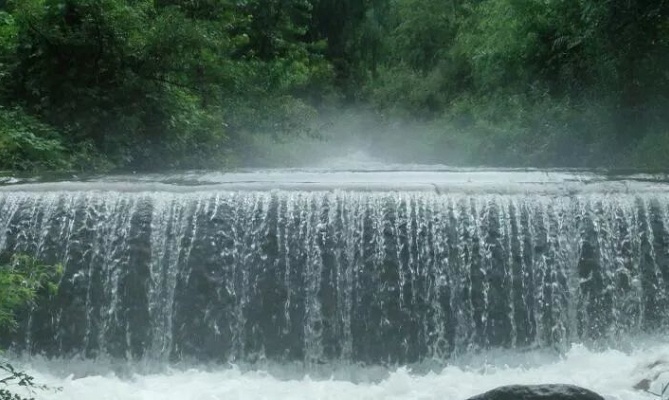 泉水泳池