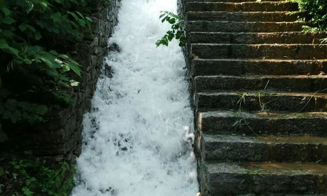 泉水泳池