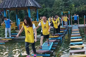 泉水泳池
