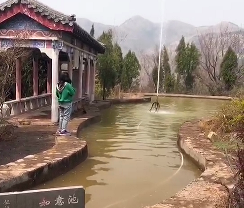 泉水泳池